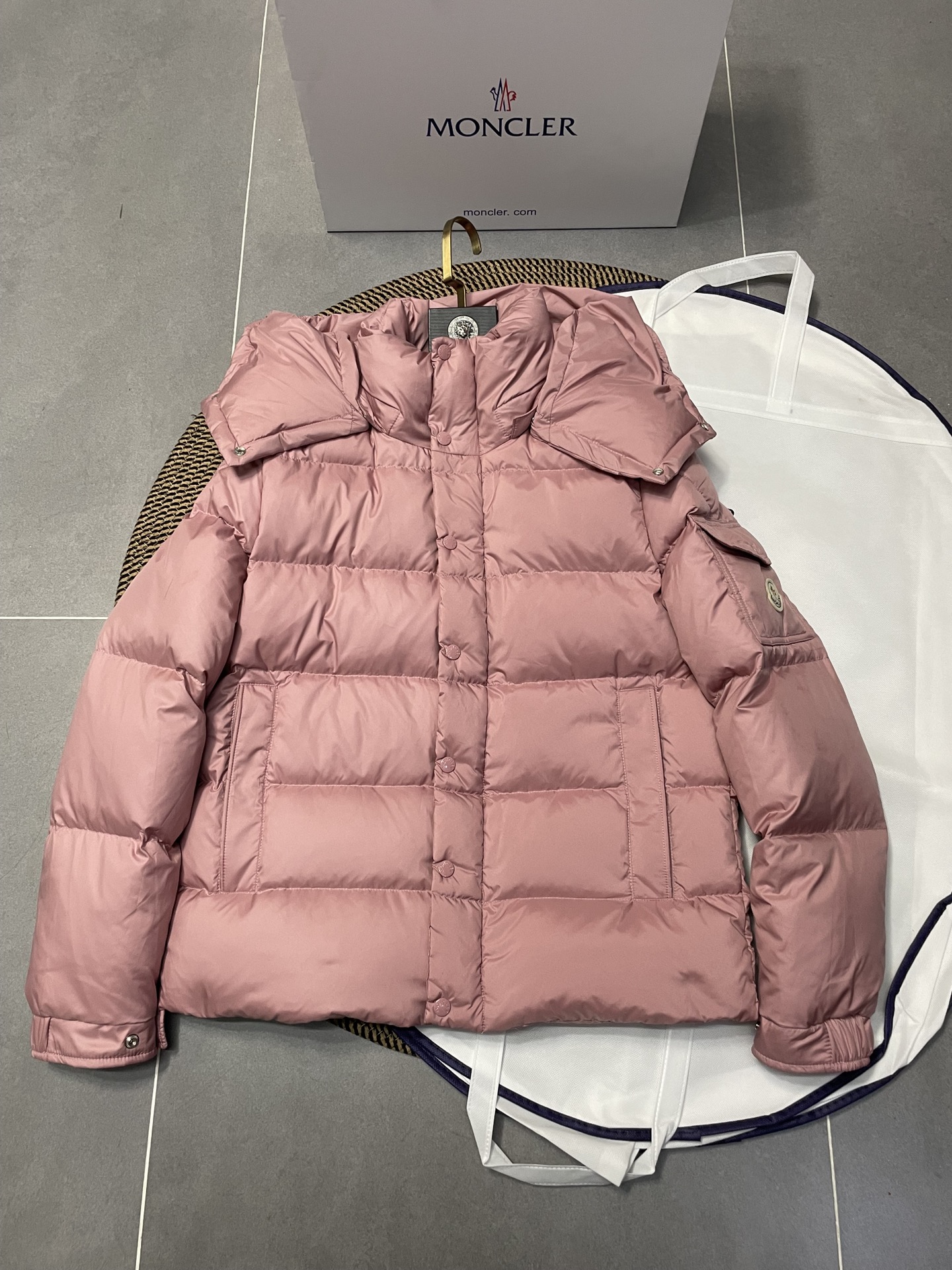 Moncler Vezere 雲面短款羽絨服 可拆卸フード付き