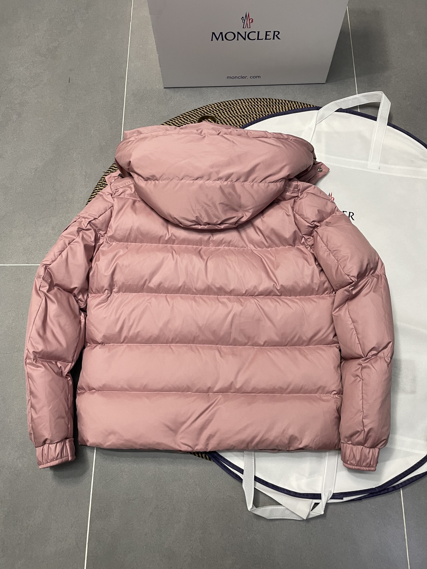 Moncler Vezere 雲面短款羽絨服 可拆卸フード付き