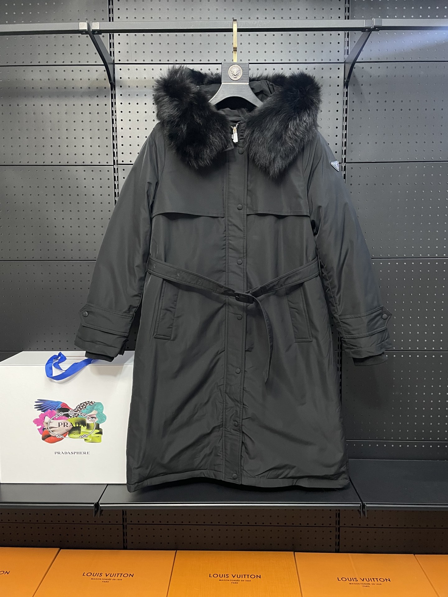 PRADA chaqueta larga de plumón con capucha y cinturón para mujer La capucha no es desmontable. ¡Se acerca el invierno, …