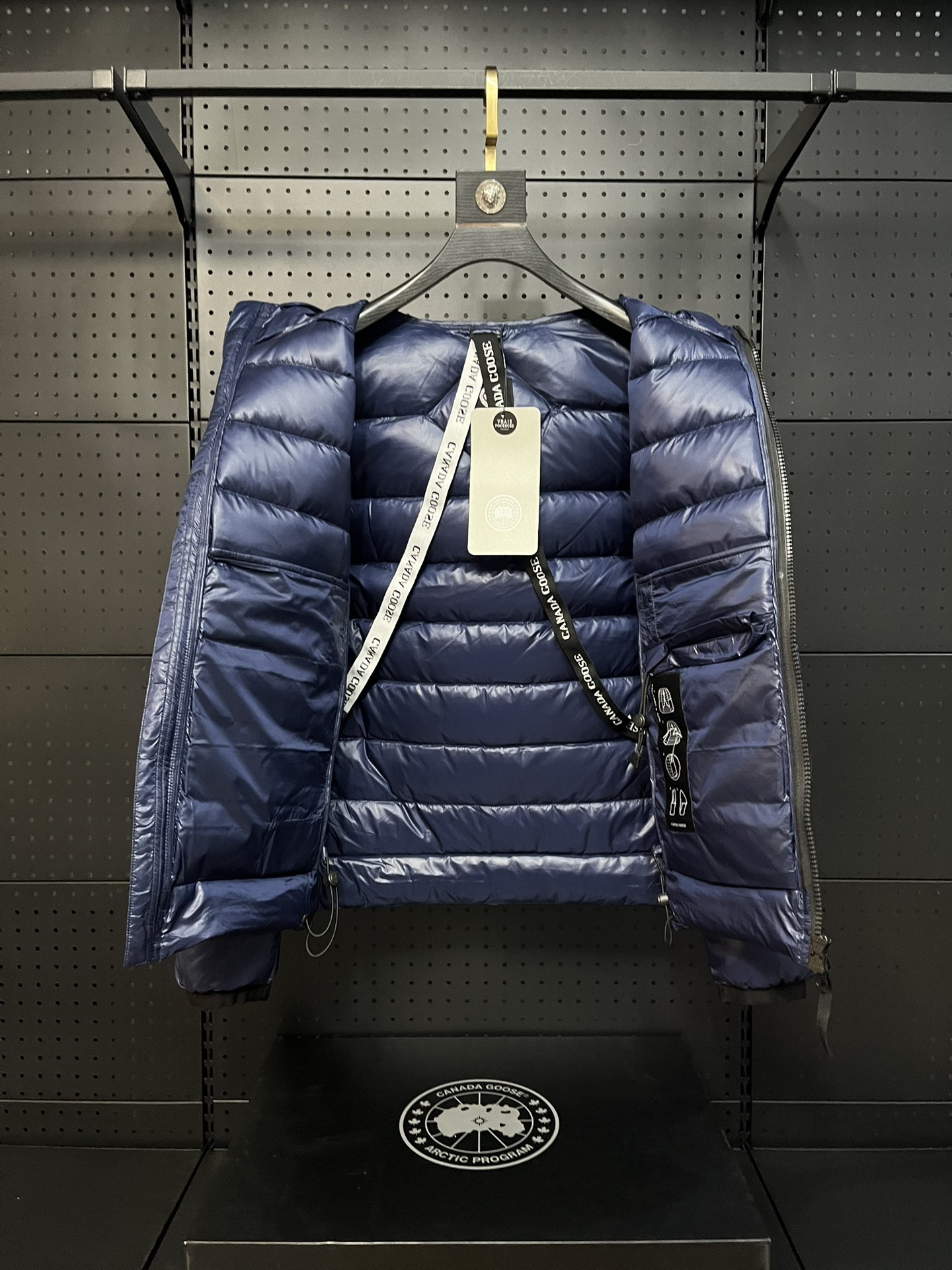Canada Goose 2227 Light: Ultimate Warmth in Feather-Light Design - 图片 3