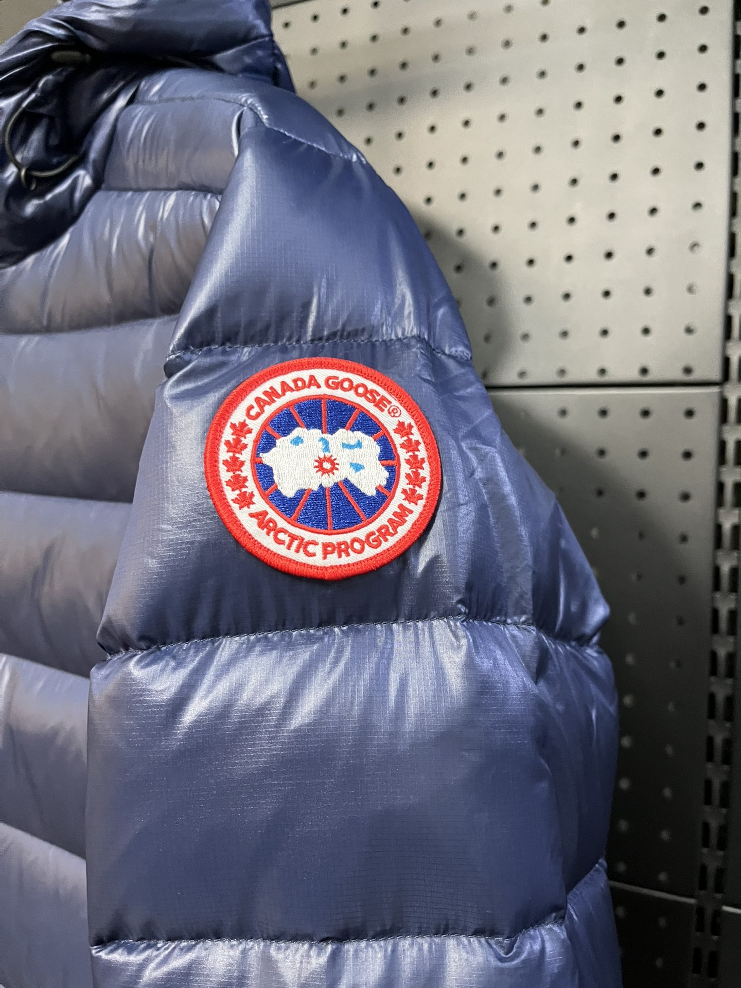 Canada Goose 2227 Light: Ultimate Warmth in Feather-Light Design - 图片 5