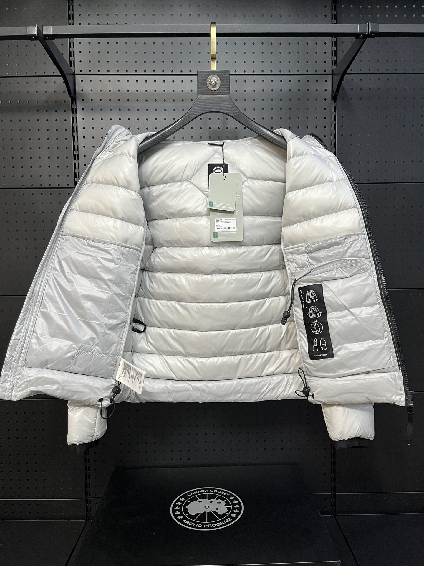 Canada Goose 2227 Light: Ultimate Warmth in Feather Fashion, Popular Among Celebrities - 图片 3