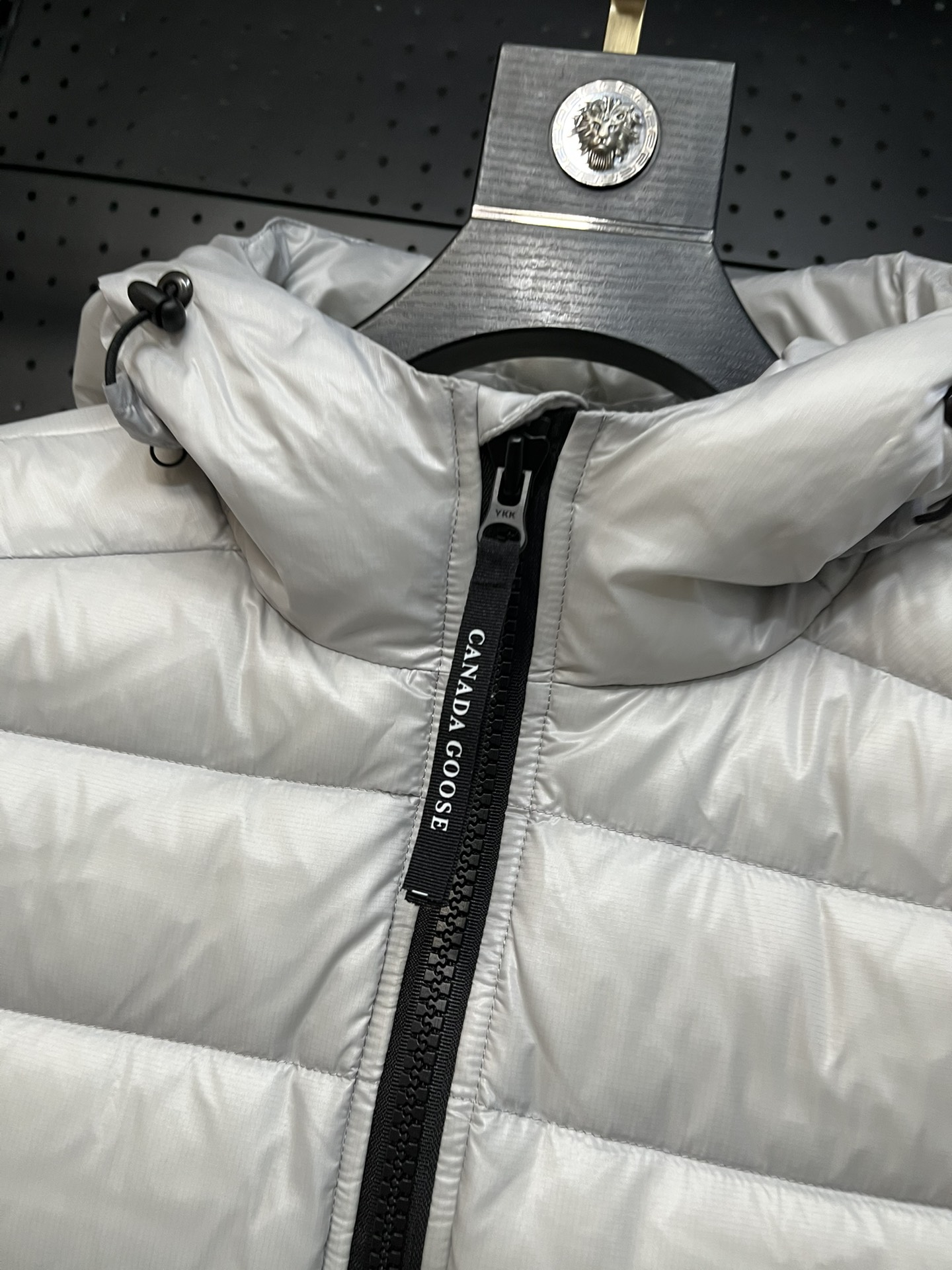 Canada Goose 2227 Light: Ultimate Warmth in Feather Fashion, Popular Among Celebrities - 图片 4