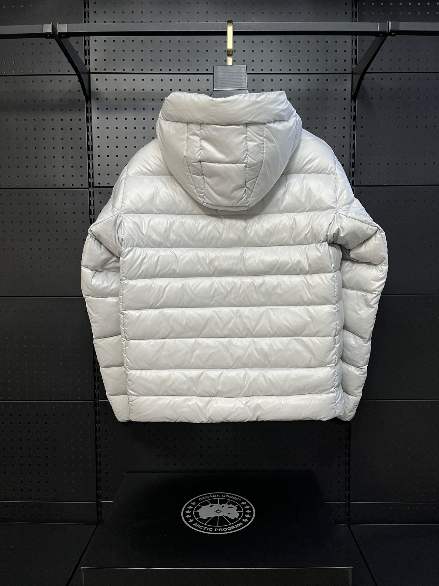 Canada Goose 2227 Light: Ultimate Warmth in Feather Fashion, Popular Among Celebrities - 图片 2