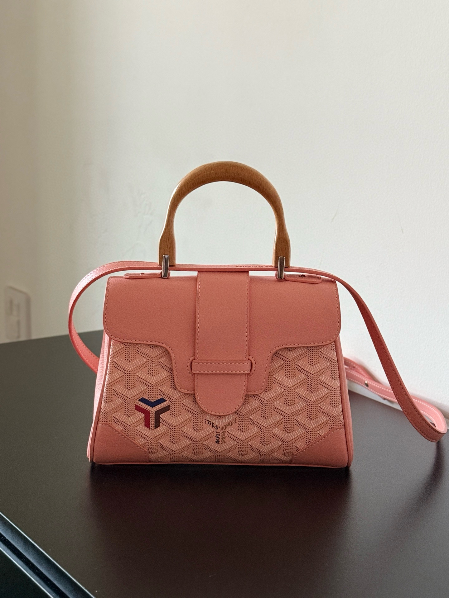 Розовая сумка с деревянной ручкой и ремнем Goyard