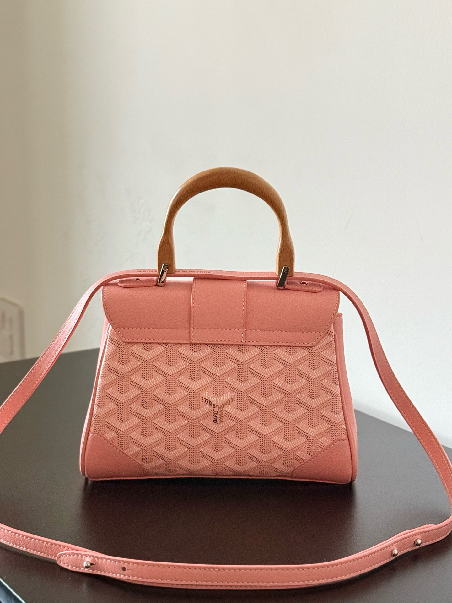 Розовая сумка с деревянной ручкой и ремнем Goyard