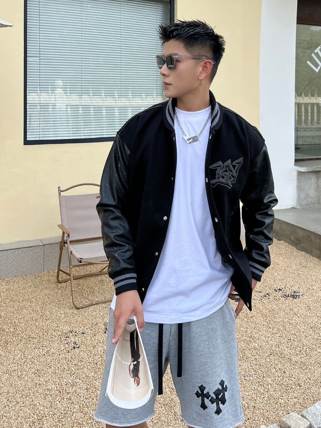 模特上身效果
Louis Vuitton路易威登拼皮袖棒球服夹克外套