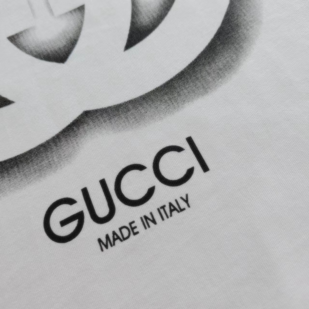 GUCCI/古驰 涂鸦喷绘双G字母圆领短袖 米白色细绒针织棉圆领短袖
