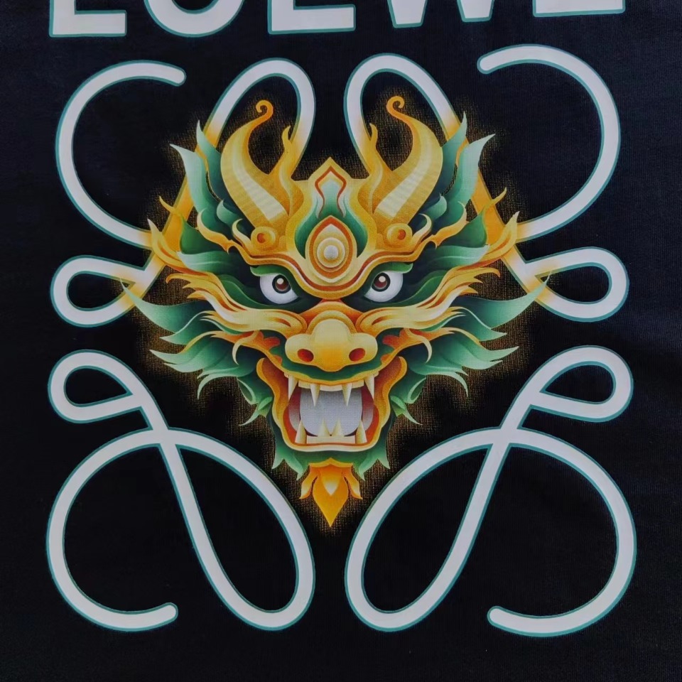 LOEWE 罗意威 龙年限定印花短袖 Logo精致升级