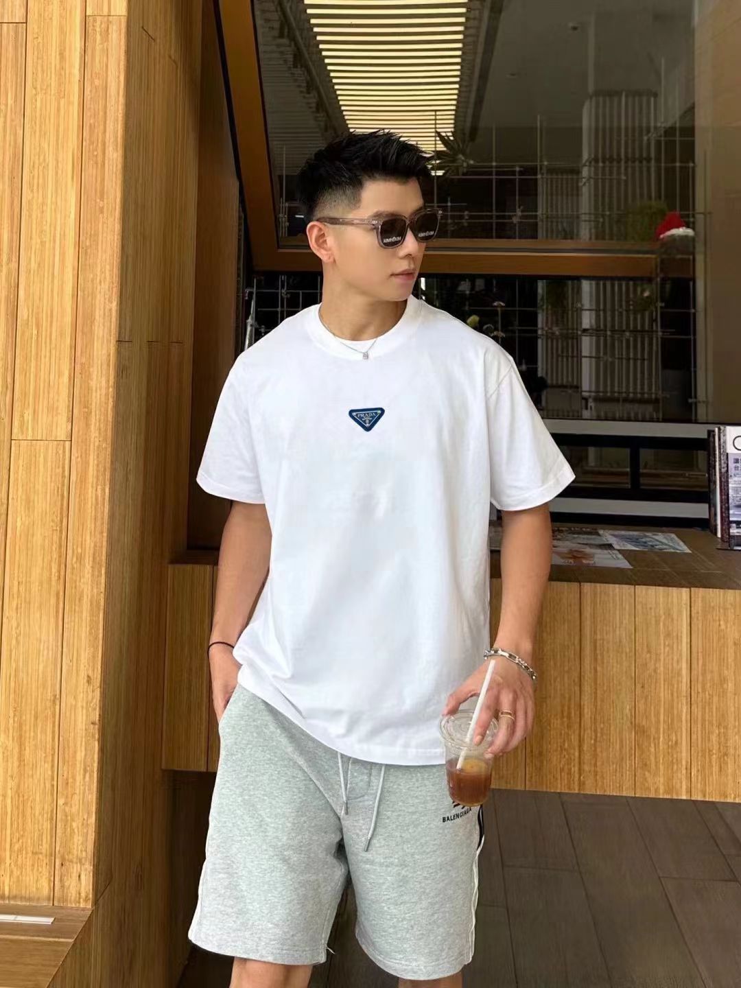 模特上身效果 PRADA 普拉达 24SS胸前三角标logo短袖T桖