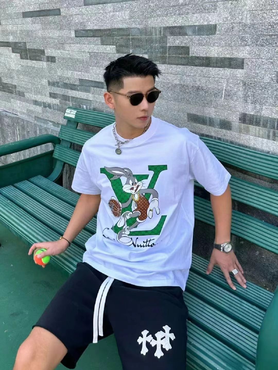 本地自取   P130    实拍细节图 +尺码表
LouisVuitto LV 路易威登数码喷印篮球兔logo短袖 
 定制250g双纱纯棉面料 定制皮标 柔顺手感 宽松版型设计 简约又不失时尚，上身尽率性自在感，轻松拿捏🤏料子亲肤透气，触感细腻.男女同款
颜色：黑/白511@
尺码：XS-L