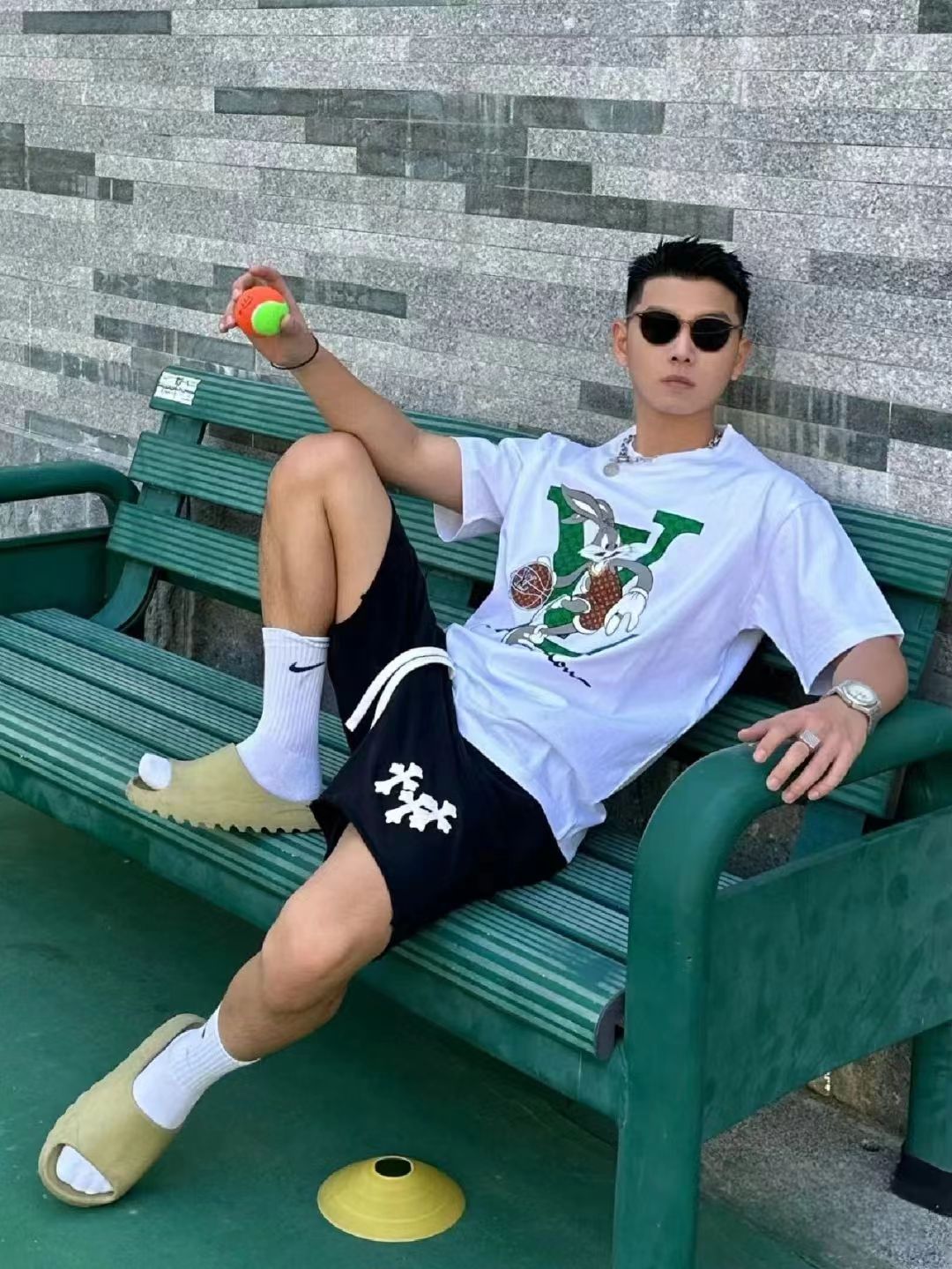 本地自取   P130    实拍细节图 +尺码表
LouisVuitto LV 路易威登数码喷印篮球兔logo短袖 
 定制250g双纱纯棉面料 定制皮标 柔顺手感 宽松版型设计 简约又不失时尚，上身尽率性自在感，轻松拿捏🤏料子亲肤透气，触感细腻.男女同款
颜色：黑/白511@
尺码：XS-L