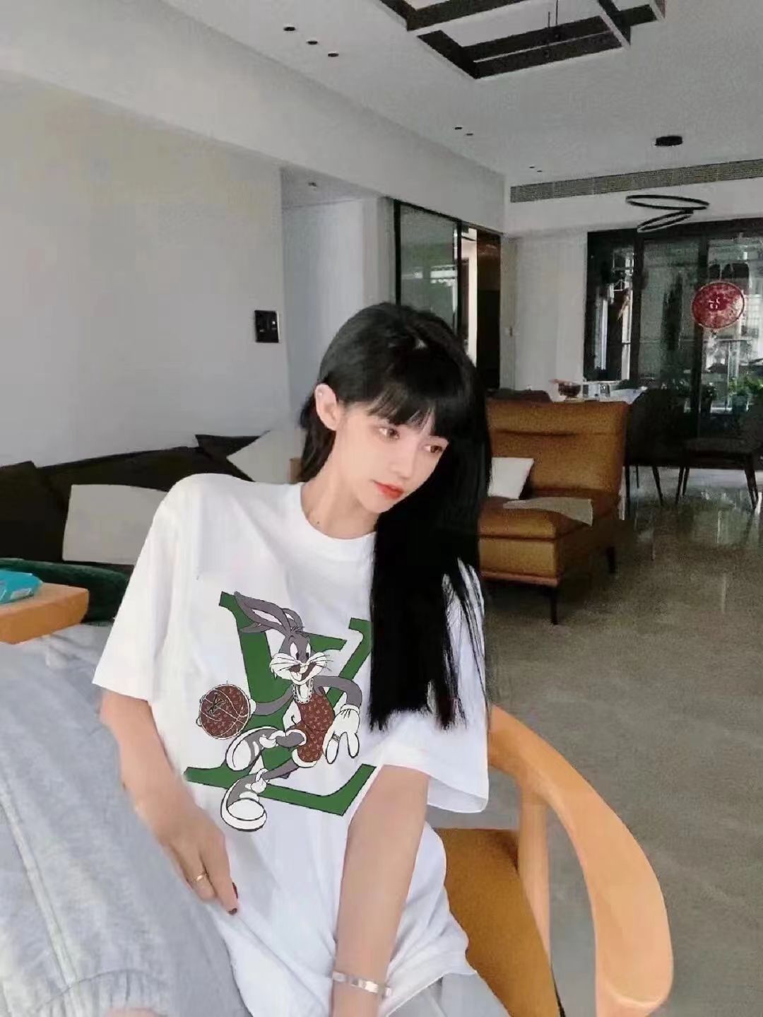 本地自取   P130    实拍细节图 +尺码表
LouisVuitto LV 路易威登数码喷印篮球兔logo短袖 
 定制250g双纱纯棉面料 定制皮标 柔顺手感 宽松版型设计 简约又不失时尚，上身尽率性自在感，轻松拿捏🤏料子亲肤透气，触感细腻.男女同款
颜色：黑/白511@
尺码：XS-L