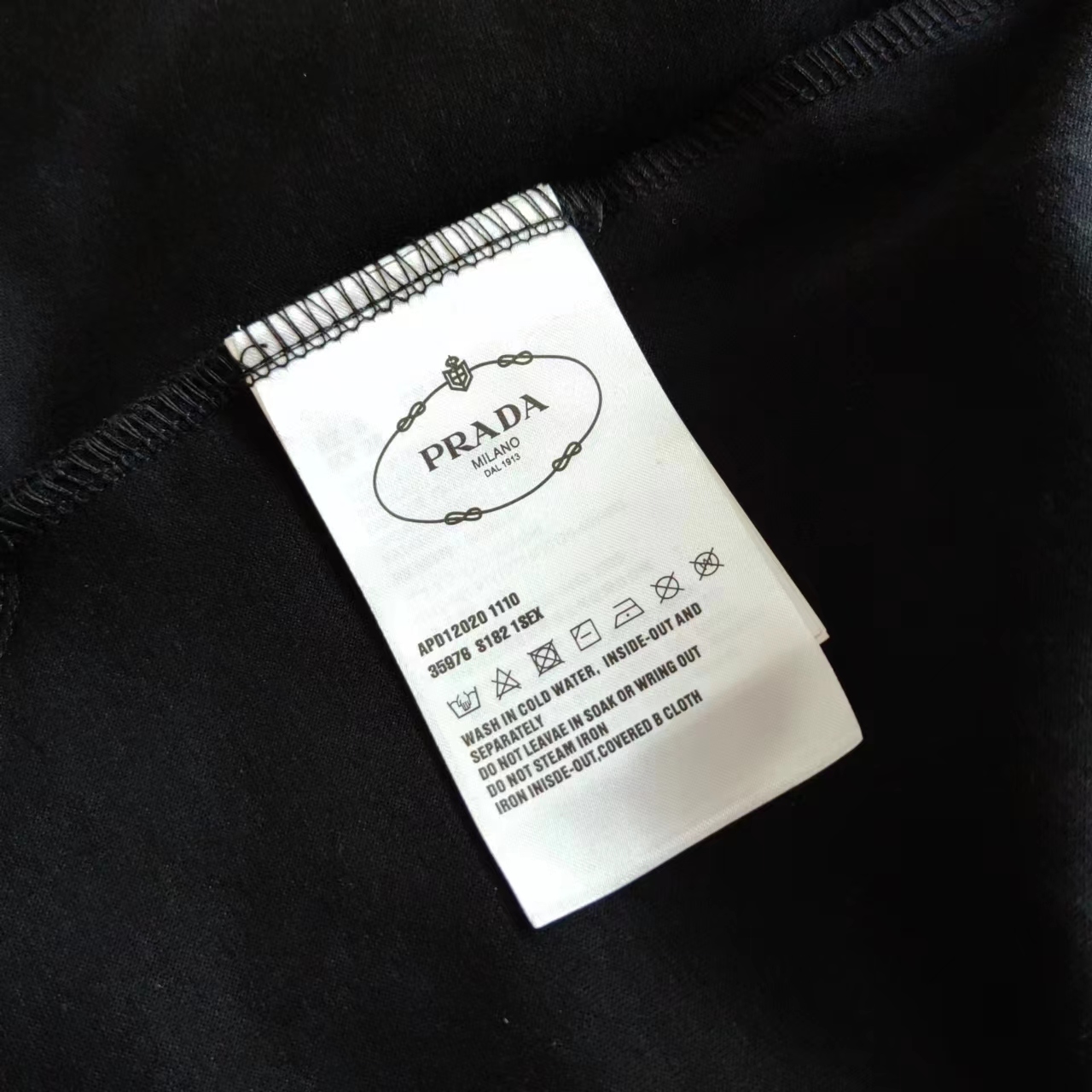 PRADA 普拉达 前后金属三角标LoGO标识短裤
