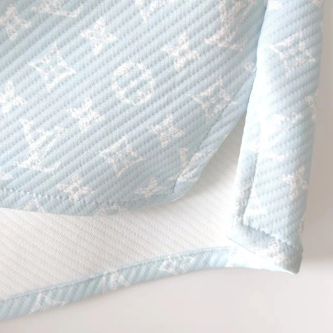 Louis Vuitton/路易威登 联名系列Monogram满印logo彩绘老花开衩短裤 浅蓝