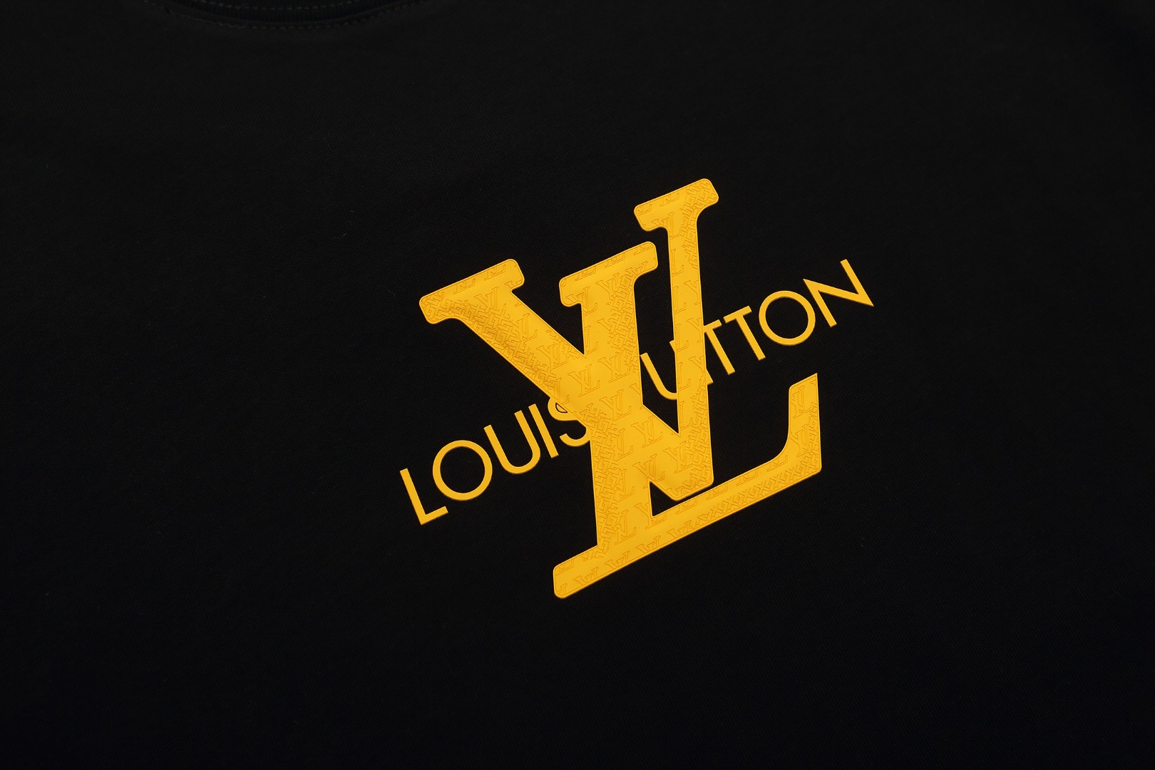 LOUIS VUITTON路易威登字母硅胶立体凹凸设计短袖