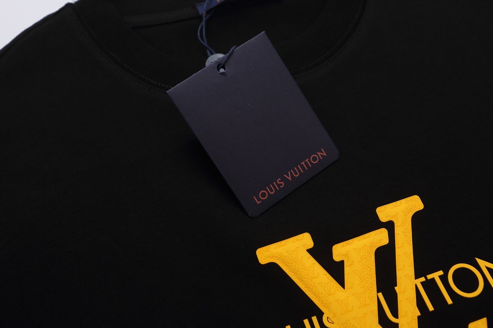 LOUIS VUITTON路易威登字母硅胶立体凹凸设计短袖