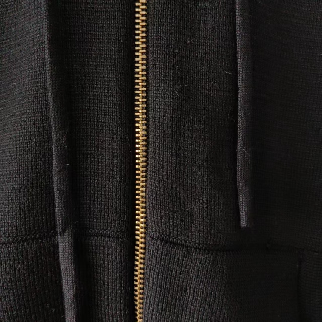 THOM BROWNE 汤姆布朗 .TB双袖标拉链毛衣开衫 料子采用羊毛混纺