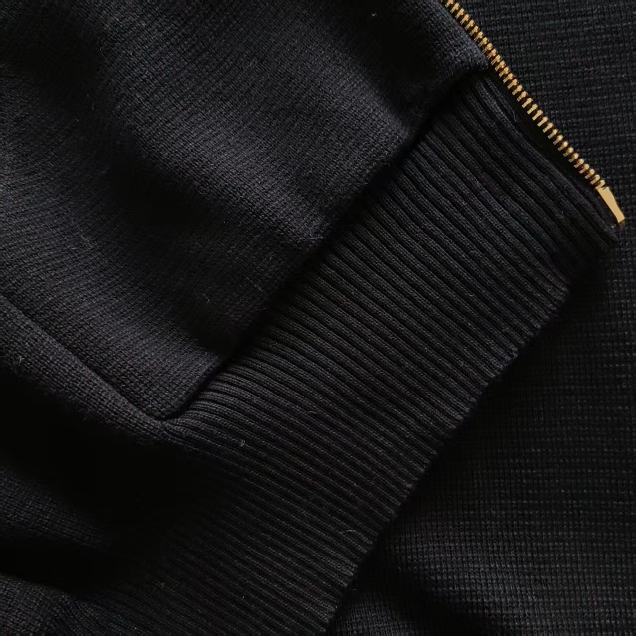 THOM BROWNE 汤姆布朗 .TB双袖标拉链毛衣开衫 料子采用羊毛混纺