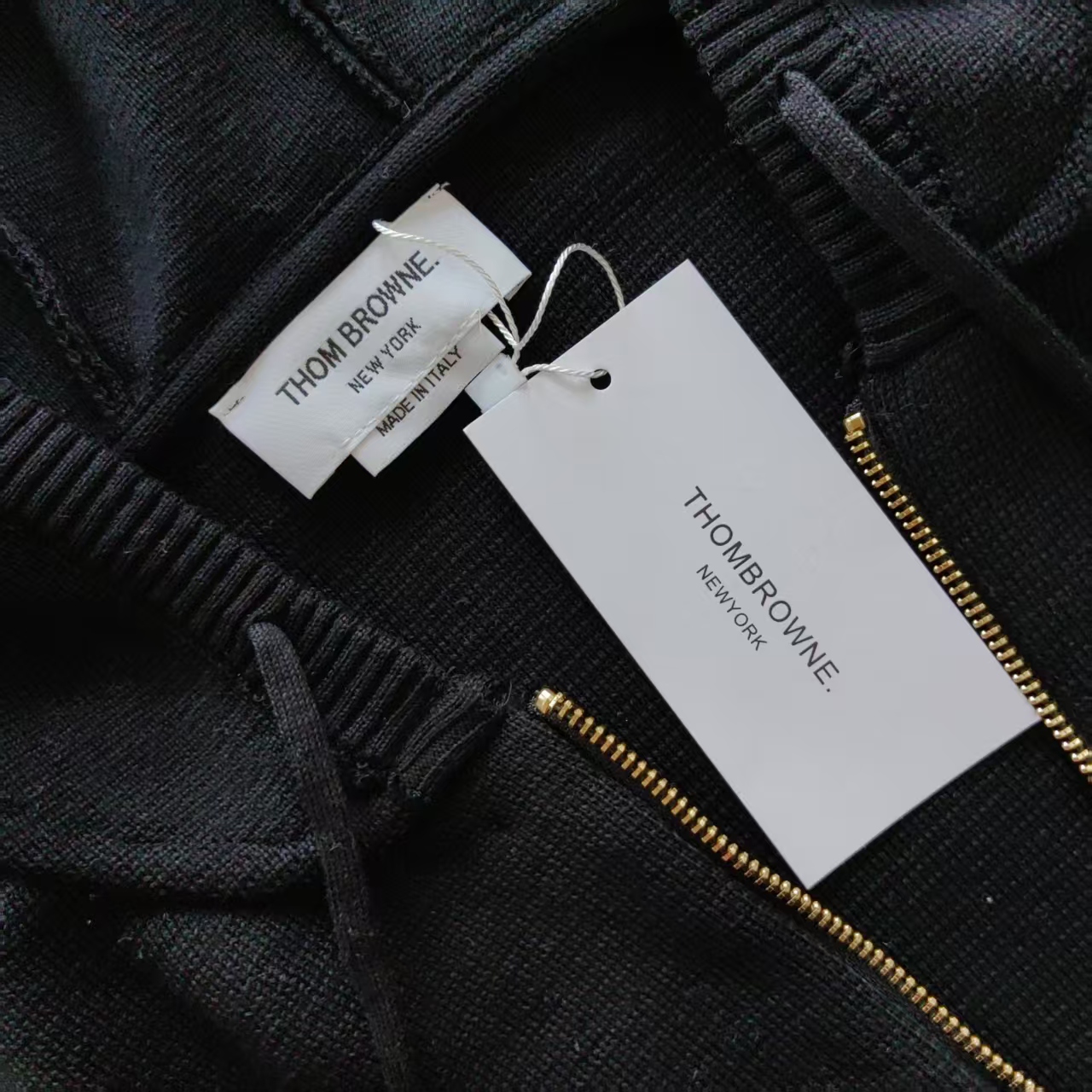 THOM BROWNE 汤姆布朗 .TB双袖标拉链毛衣开衫 料子采用羊毛混纺