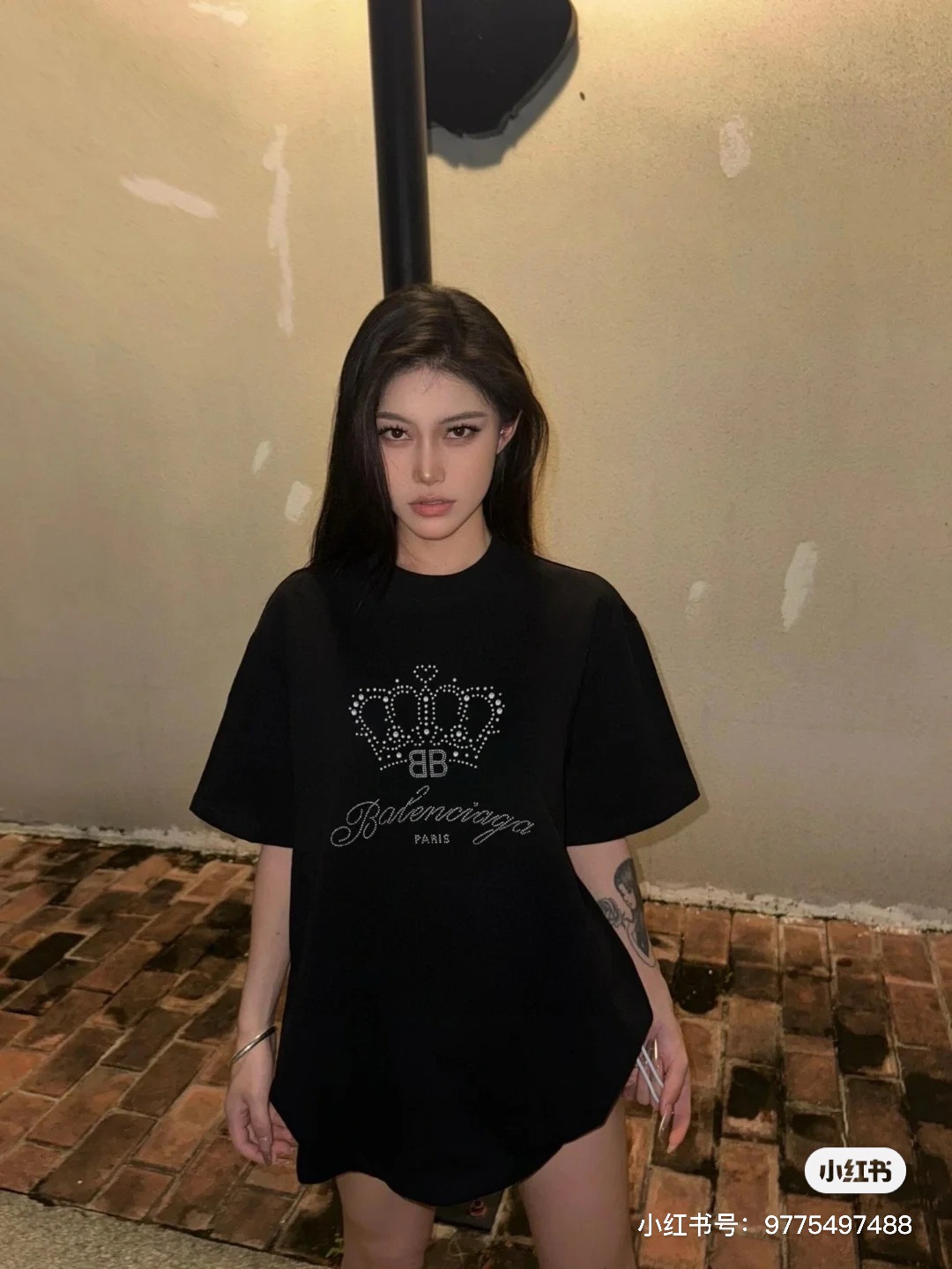 模特上身效果
巴黎世家Balenciagg 新款皇冠烫钻洗水短袖