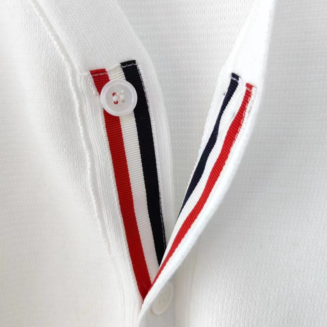 THOM BROWNE 汤姆布朗 .TB经典双袖标加厚毛衣五扣开衫