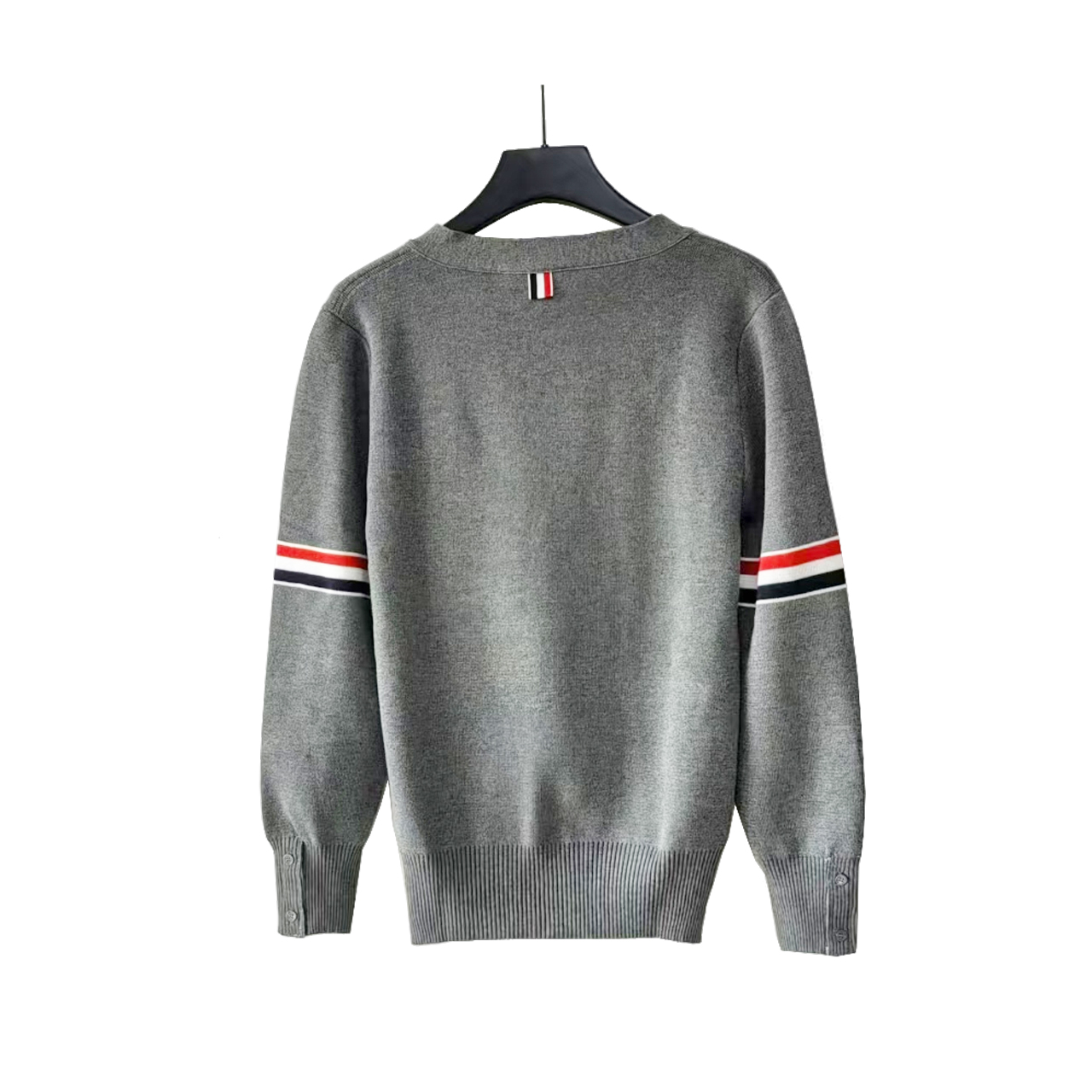 本地自取 💰260 实拍细节图+尺码表
THOM BROWNE 汤姆布朗 .TB经典双袖标加厚毛衣五扣开衫
(TB经典双袖标加厚开衫羊毛混纺毛衣)
料子采用羊毛混纺 料子柔软舒适 生产采用日本进口自动针织机织造 针路紧密 红白蓝双袖标针织而成 采用天然贝壳口 版型可修身可宽松 舒适透气 男女同款
三标齐 包装吊牌齐全 可加全套礼盒包装
颜色:白色/藏青色/灰色TB@2
尺码:1/2/3/4