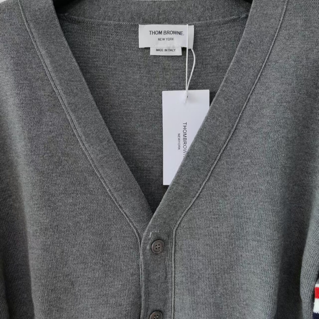 本地自取 💰260 实拍细节图+尺码表
THOM BROWNE 汤姆布朗 .TB经典双袖标加厚毛衣五扣开衫
(TB经典双袖标加厚开衫羊毛混纺毛衣)
料子采用羊毛混纺 料子柔软舒适 生产采用日本进口自动针织机织造 针路紧密 红白蓝双袖标针织而成 采用天然贝壳口 版型可修身可宽松 舒适透气 男女同款
三标齐 包装吊牌齐全 可加全套礼盒包装
颜色:白色/藏青色/灰色TB@2
尺码:1/2/3/4