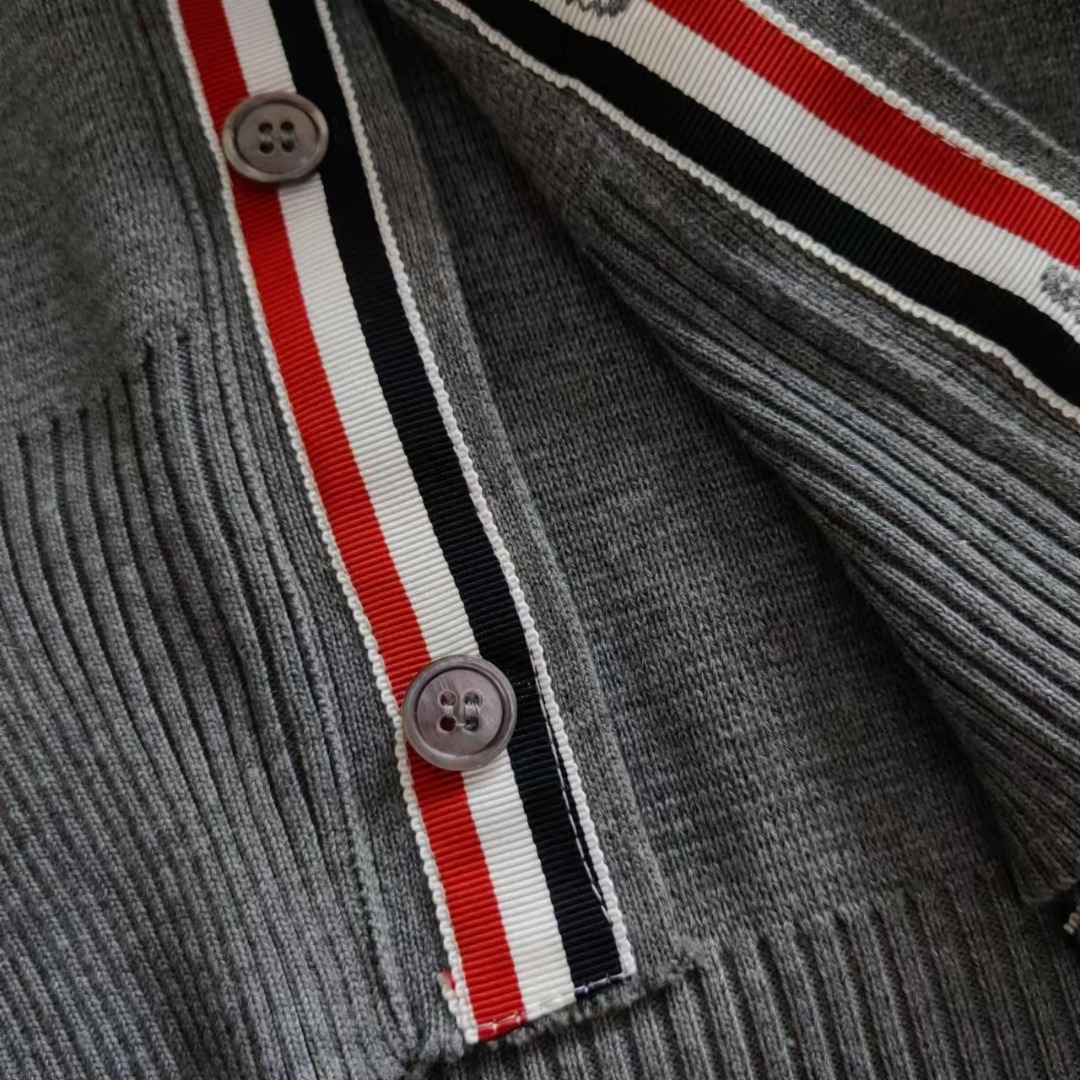 本地自取 💰260 实拍细节图+尺码表
THOM BROWNE 汤姆布朗 .TB经典双袖标加厚毛衣五扣开衫
(TB经典双袖标加厚开衫羊毛混纺毛衣)
料子采用羊毛混纺 料子柔软舒适 生产采用日本进口自动针织机织造 针路紧密 红白蓝双袖标针织而成 采用天然贝壳口 版型可修身可宽松 舒适透气 男女同款
三标齐 包装吊牌齐全 可加全套礼盒包装
颜色:白色/藏青色/灰色TB@2
尺码:1/2/3/4