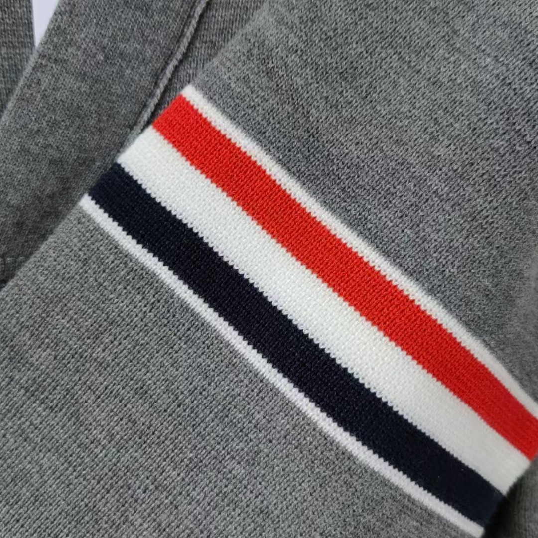 本地自取 💰260 实拍细节图+尺码表
THOM BROWNE 汤姆布朗 .TB经典双袖标加厚毛衣五扣开衫
(TB经典双袖标加厚开衫羊毛混纺毛衣)
料子采用羊毛混纺 料子柔软舒适 生产采用日本进口自动针织机织造 针路紧密 红白蓝双袖标针织而成 采用天然贝壳口 版型可修身可宽松 舒适透气 男女同款
三标齐 包装吊牌齐全 可加全套礼盒包装
颜色:白色/藏青色/灰色TB@2
尺码:1/2/3/4