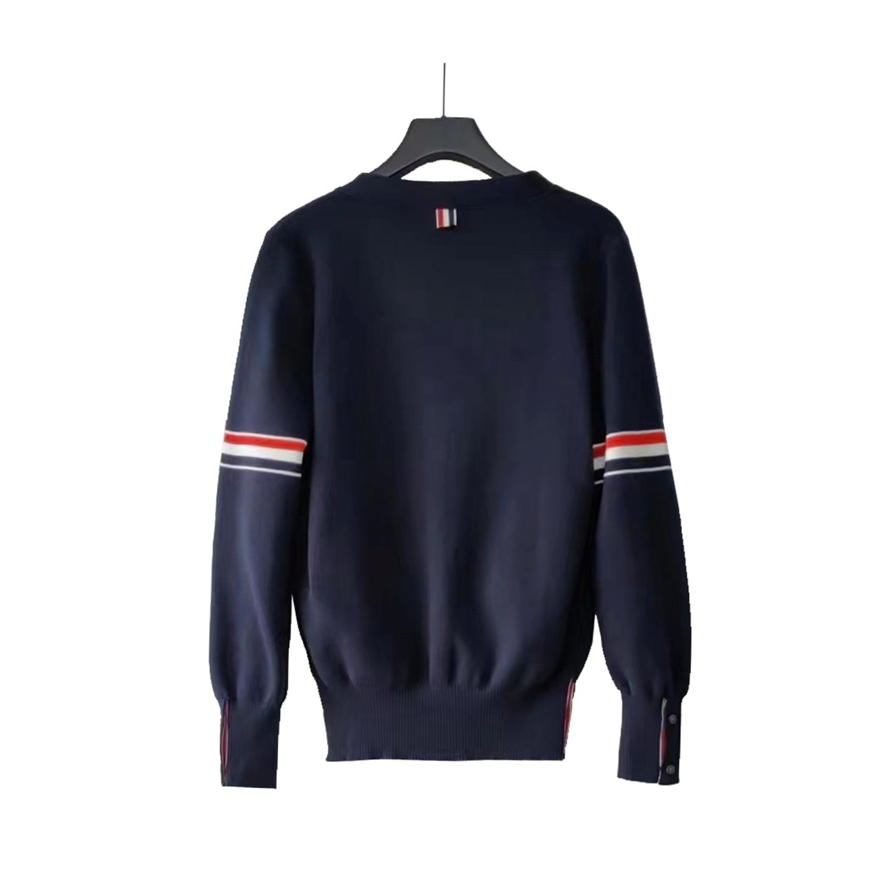 本地自取 💰260 实拍细节图+尺码表
THOM BROWNE 汤姆布朗 .TB经典双袖标加厚毛衣五扣开衫
(TB经典双袖标加厚开衫羊毛混纺毛衣)
料子采用羊毛混纺 料子柔软舒适 生产采用日本进口自动针织机织造 针路紧密 红白蓝双袖标针织而成 采用天然贝壳口 版型可修身可宽松 舒适透气 男女同款
三标齐 包装吊牌齐全 可加全套礼盒包装
颜色:白色/藏青色/灰色TB@2
尺码:1/2/3/4