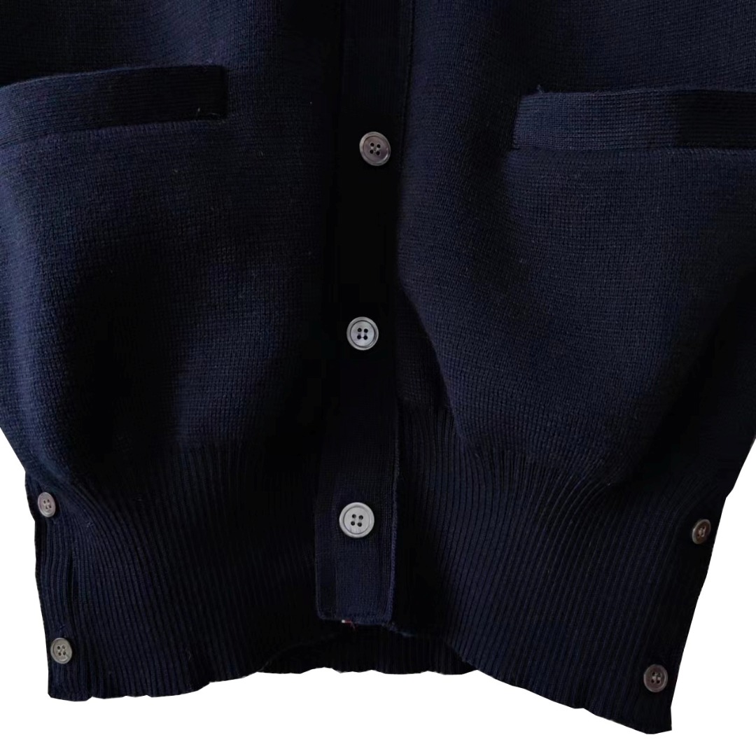 本地自取 💰260 实拍细节图+尺码表
THOM BROWNE 汤姆布朗 .TB经典双袖标加厚毛衣五扣开衫
(TB经典双袖标加厚开衫羊毛混纺毛衣)
料子采用羊毛混纺 料子柔软舒适 生产采用日本进口自动针织机织造 针路紧密 红白蓝双袖标针织而成 采用天然贝壳口 版型可修身可宽松 舒适透气 男女同款
三标齐 包装吊牌齐全 可加全套礼盒包装
颜色:白色/藏青色/灰色TB@2
尺码:1/2/3/4