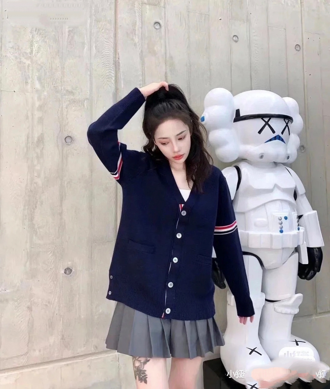 模特上身效果
THOM BROWNE 汤姆布朗 .TB经典双袖标加厚毛衣五扣开衫