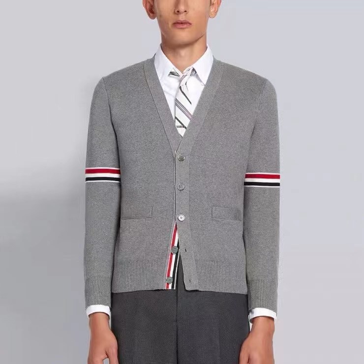 模特上身效果
THOM BROWNE 汤姆布朗 .TB经典双袖标加厚毛衣五扣开衫