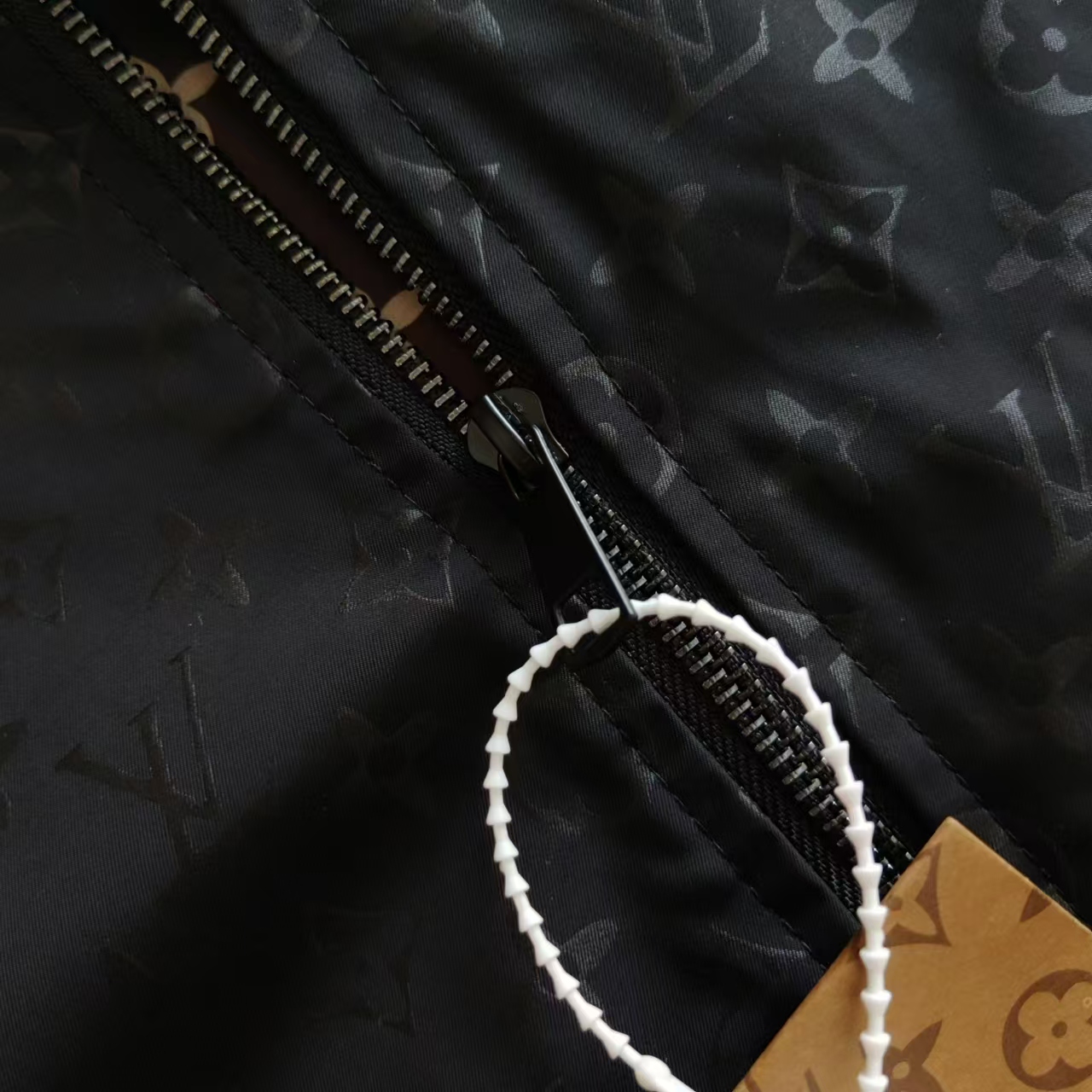 Louis Vuitton/路易威登LV满印提花暗纹连帽外套冲锋衣