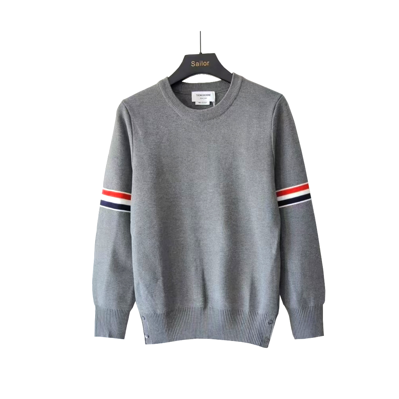 本地自取 P240 实拍细节图+尺码表
THOM BROWNE 汤姆布朗 .TB经典加厚双袖标圆领毛衣
料子采用羊毛混纺 经典双袖标采用日本进口自动针织机织造 针路紧密 红白蓝双袖标针织而成 两侧扣子采用天然贝壳口 版型可修身可宽松 舒适透气 男女同款
三标齐 包装吊牌齐全 可加全套礼盒包装
颜色:白色/藏青色/灰色TB12@
尺码:1/2/3/4