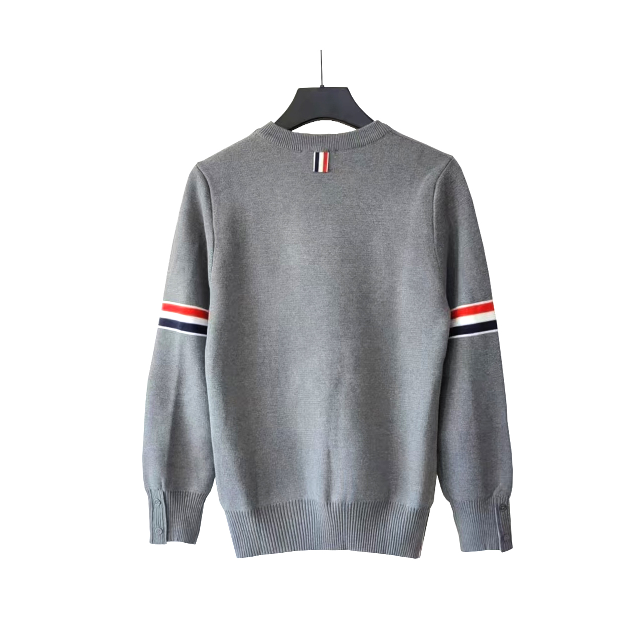 本地自取 P240 实拍细节图+尺码表
THOM BROWNE 汤姆布朗 .TB经典加厚双袖标圆领毛衣
料子采用羊毛混纺 经典双袖标采用日本进口自动针织机织造 针路紧密 红白蓝双袖标针织而成 两侧扣子采用天然贝壳口 版型可修身可宽松 舒适透气 男女同款
三标齐 包装吊牌齐全 可加全套礼盒包装
颜色:白色/藏青色/灰色TB12@
尺码:1/2/3/4