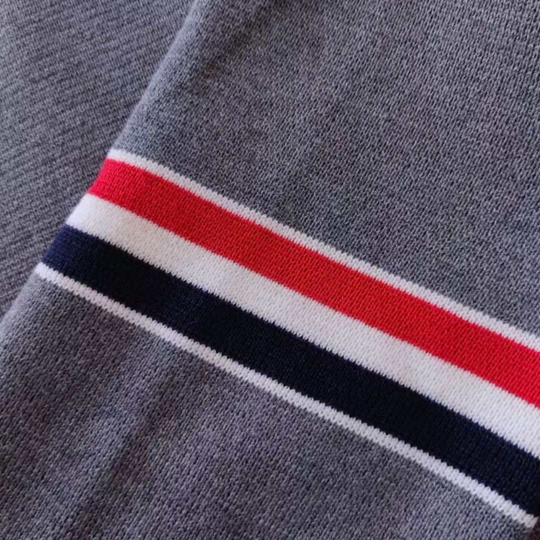 本地自取 P240 实拍细节图+尺码表
THOM BROWNE 汤姆布朗 .TB经典加厚双袖标圆领毛衣
料子采用羊毛混纺 经典双袖标采用日本进口自动针织机织造 针路紧密 红白蓝双袖标针织而成 两侧扣子采用天然贝壳口 版型可修身可宽松 舒适透气 男女同款
三标齐 包装吊牌齐全 可加全套礼盒包装
颜色:白色/藏青色/灰色TB12@
尺码:1/2/3/4