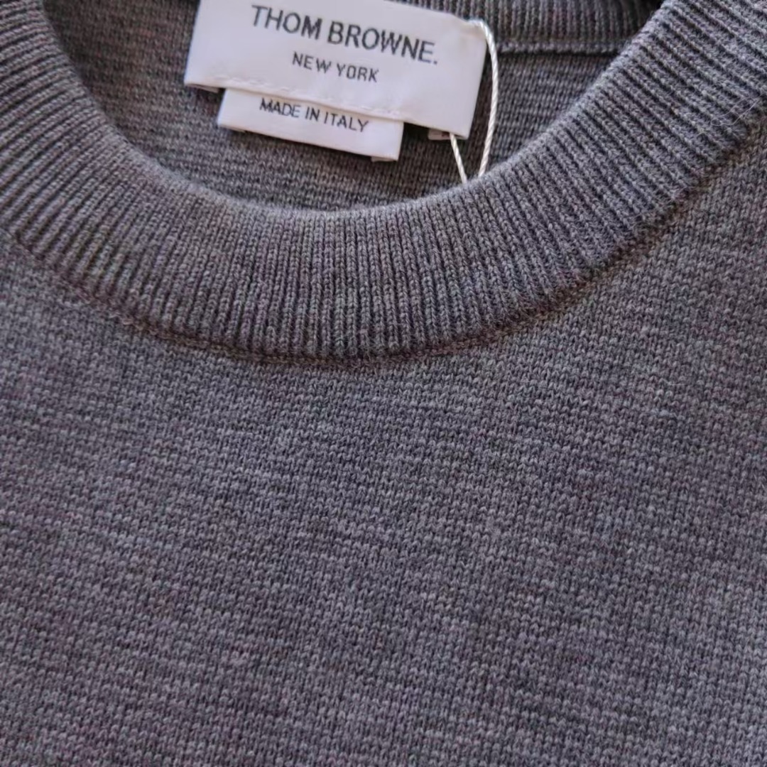本地自取 P240 实拍细节图+尺码表
THOM BROWNE 汤姆布朗 .TB经典加厚双袖标圆领毛衣
料子采用羊毛混纺 经典双袖标采用日本进口自动针织机织造 针路紧密 红白蓝双袖标针织而成 两侧扣子采用天然贝壳口 版型可修身可宽松 舒适透气 男女同款
三标齐 包装吊牌齐全 可加全套礼盒包装
颜色:白色/藏青色/灰色TB12@
尺码:1/2/3/4