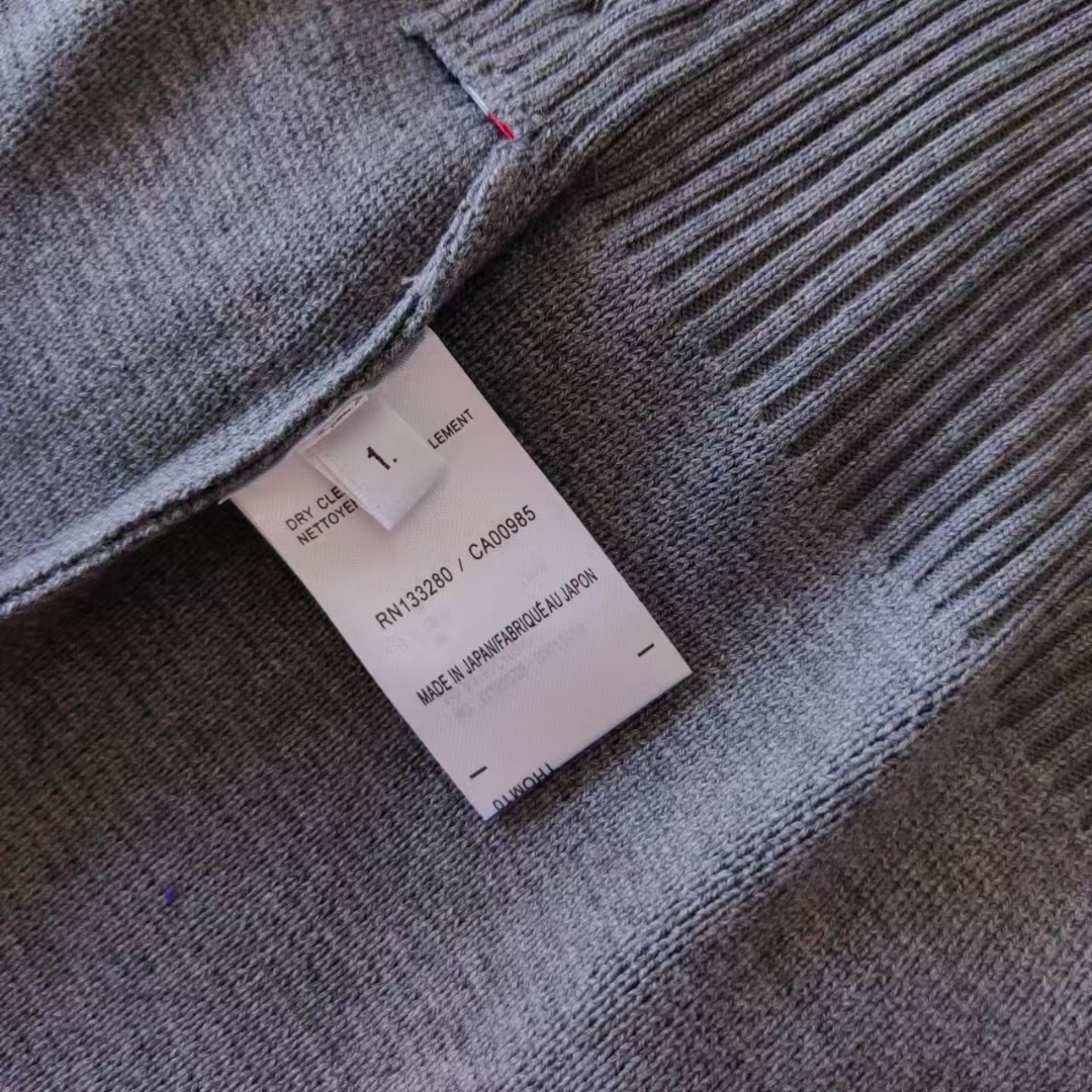 本地自取 P240 实拍细节图+尺码表
THOM BROWNE 汤姆布朗 .TB经典加厚双袖标圆领毛衣
料子采用羊毛混纺 经典双袖标采用日本进口自动针织机织造 针路紧密 红白蓝双袖标针织而成 两侧扣子采用天然贝壳口 版型可修身可宽松 舒适透气 男女同款
三标齐 包装吊牌齐全 可加全套礼盒包装
颜色:白色/藏青色/灰色TB12@
尺码:1/2/3/4