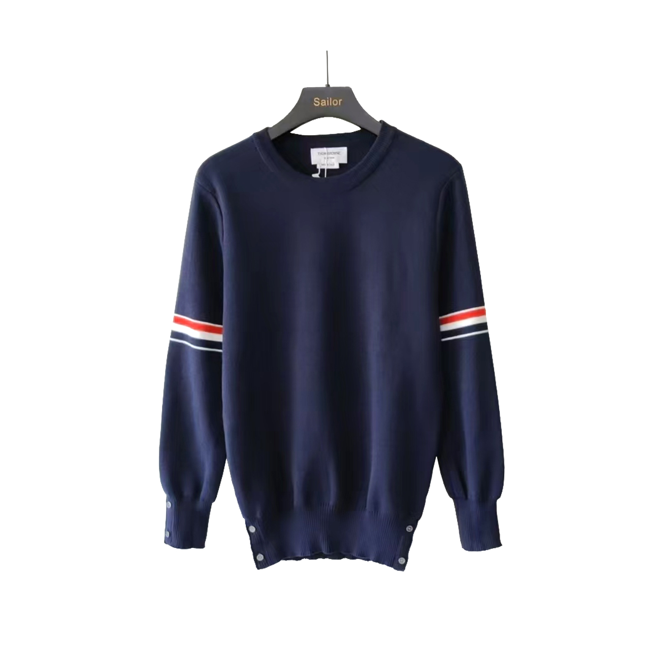 本地自取 P240 实拍细节图+尺码表
THOM BROWNE 汤姆布朗 .TB经典加厚双袖标圆领毛衣
料子采用羊毛混纺 经典双袖标采用日本进口自动针织机织造 针路紧密 红白蓝双袖标针织而成 两侧扣子采用天然贝壳口 版型可修身可宽松 舒适透气 男女同款
三标齐 包装吊牌齐全 可加全套礼盒包装
颜色:白色/藏青色/灰色TB12@
尺码:1/2/3/4