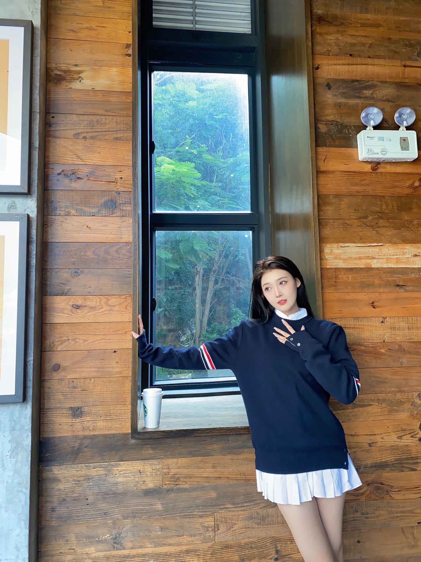 模特上身效果
THOM BROWNE 汤姆布朗 .TB经典加厚双袖标圆领毛衣