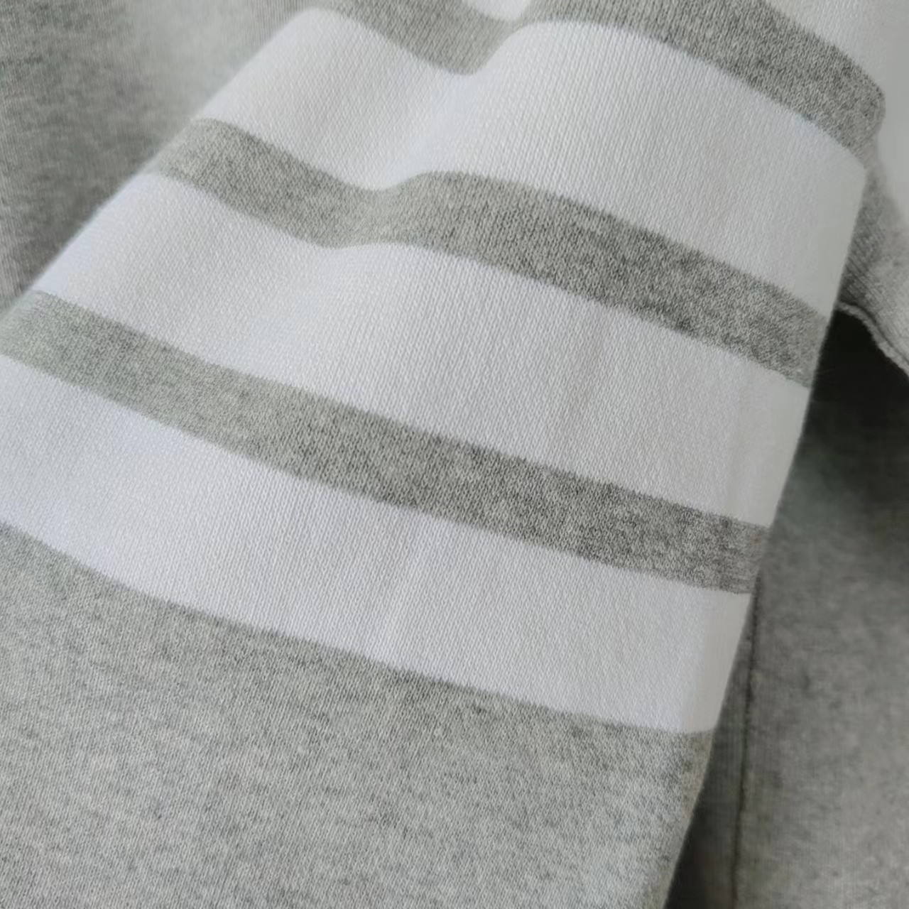 ThomBrowne/汤姆布朗万年经典色织圆领卫衣 领口三角单独横机摇