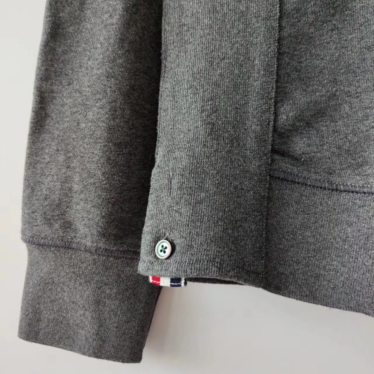 ThomBrowne/汤姆布朗万年经典色织圆领卫衣 领口三角单独横机摇-Chinese UA Cheap High Quatity Brand Clothes Bags handbags Sneakers wholesale wholesaler seller from China Factory suppliers Fashion Clothing Shoes best Quality Beautiful Price ThomBrowne/汤姆布朗万年经典色织圆领卫衣 领口三角单独横机摇