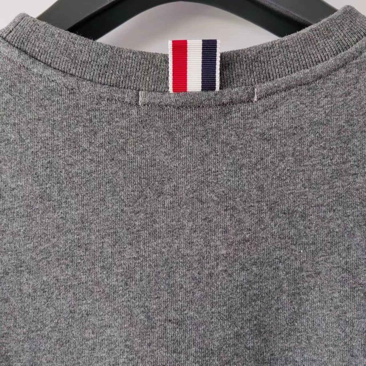 ThomBrowne/汤姆布朗万年经典色织圆领卫衣 领口三角单独横机摇-Chinese UA Cheap High Quatity Brand Clothes Bags handbags Sneakers wholesale wholesaler seller from China Factory suppliers Fashion Clothing Shoes best Quality Beautiful Price ThomBrowne/汤姆布朗万年经典色织圆领卫衣 领口三角单独横机摇