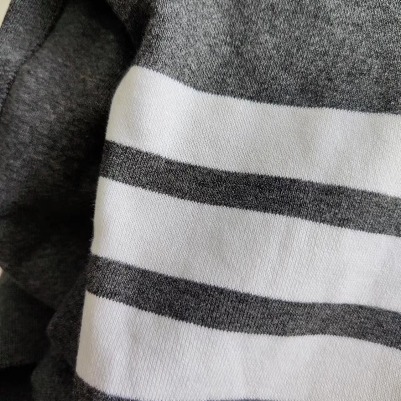 ThomBrowne/汤姆布朗万年经典色织圆领卫衣 领口三角单独横机摇-Chinese UA Cheap High Quatity Brand Clothes Bags handbags Sneakers wholesale wholesaler seller from China Factory suppliers Fashion Clothing Shoes best Quality Beautiful Price ThomBrowne/汤姆布朗万年经典色织圆领卫衣 领口三角单独横机摇