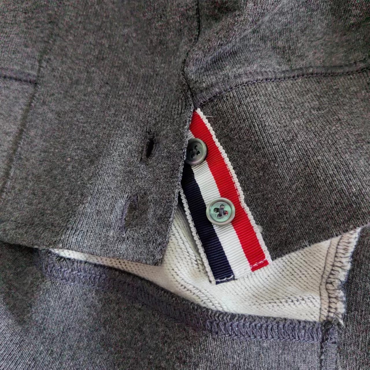 ThomBrowne/汤姆布朗万年经典色织圆领卫衣 领口三角单独横机摇-Chinese UA Cheap High Quatity Brand Clothes Bags handbags Sneakers wholesale wholesaler seller from China Factory suppliers Fashion Clothing Shoes best Quality Beautiful Price ThomBrowne/汤姆布朗万年经典色织圆领卫衣 领口三角单独横机摇