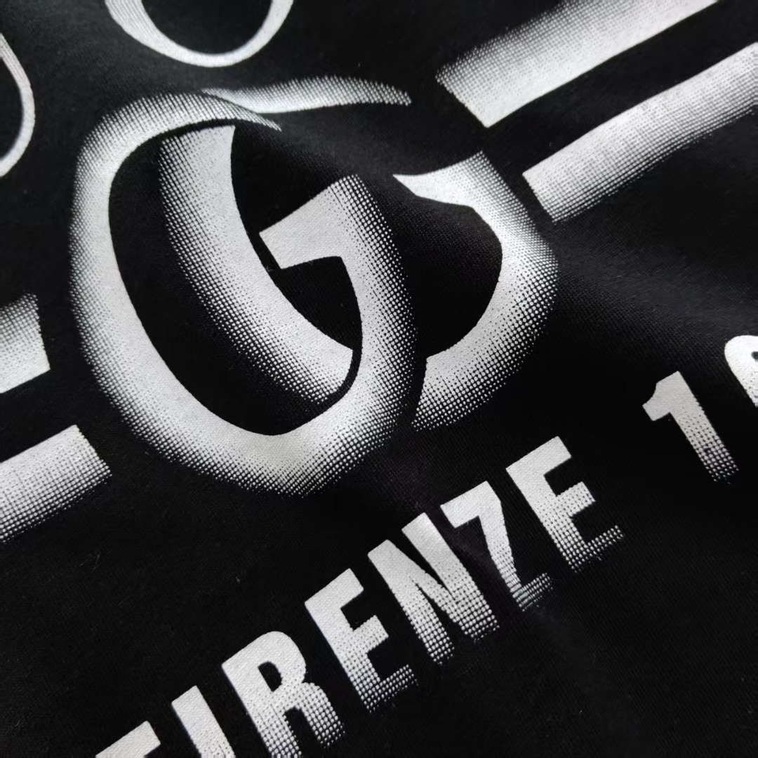 Gucci/古驰 渐变字母logo短袖 进口百分百纯棉面料 穿着舒适透气 胸前印花清晰细腻