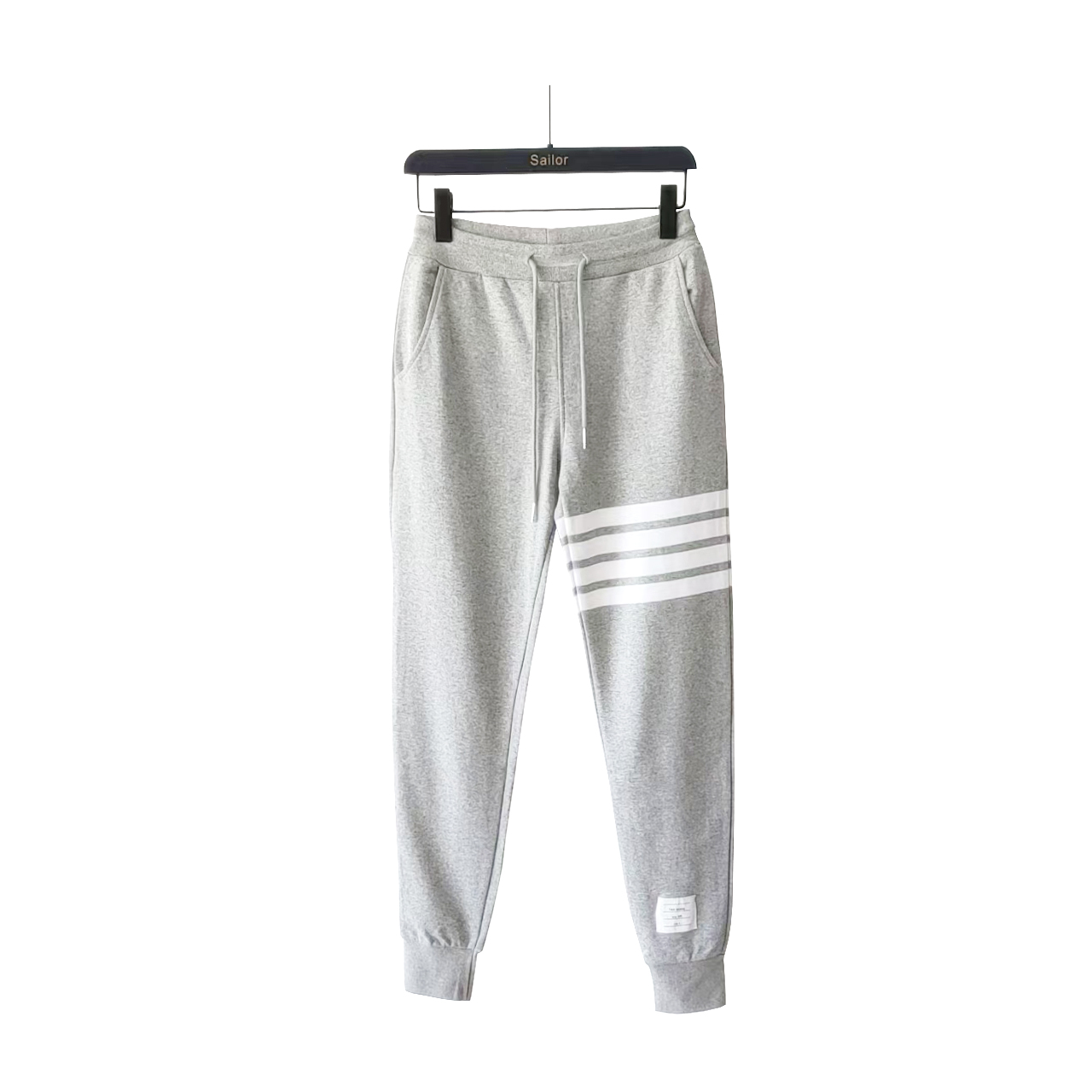 本地自取 p240 实拍细节图+尺码表
THOM BROWNE 汤姆布朗. TB经典色织毛圈长卫裤
现货四季供应
TB长裤色织经典奢侈色织四条杠长卫裤 意大利制造产地小标
面料色织定制 380克重经典毛圈棉 高清还原细节 做工精细 采用进口缝纫设备缝制 针距细密 螺纹裤头定制弹性织成 五金裤绳可转动 男女同款
专柜包装防尘袋 三标齐 高版本
颜色:浅灰色/藏青色/深灰色/黑色TB@3
尺码:0/1/2/3/4