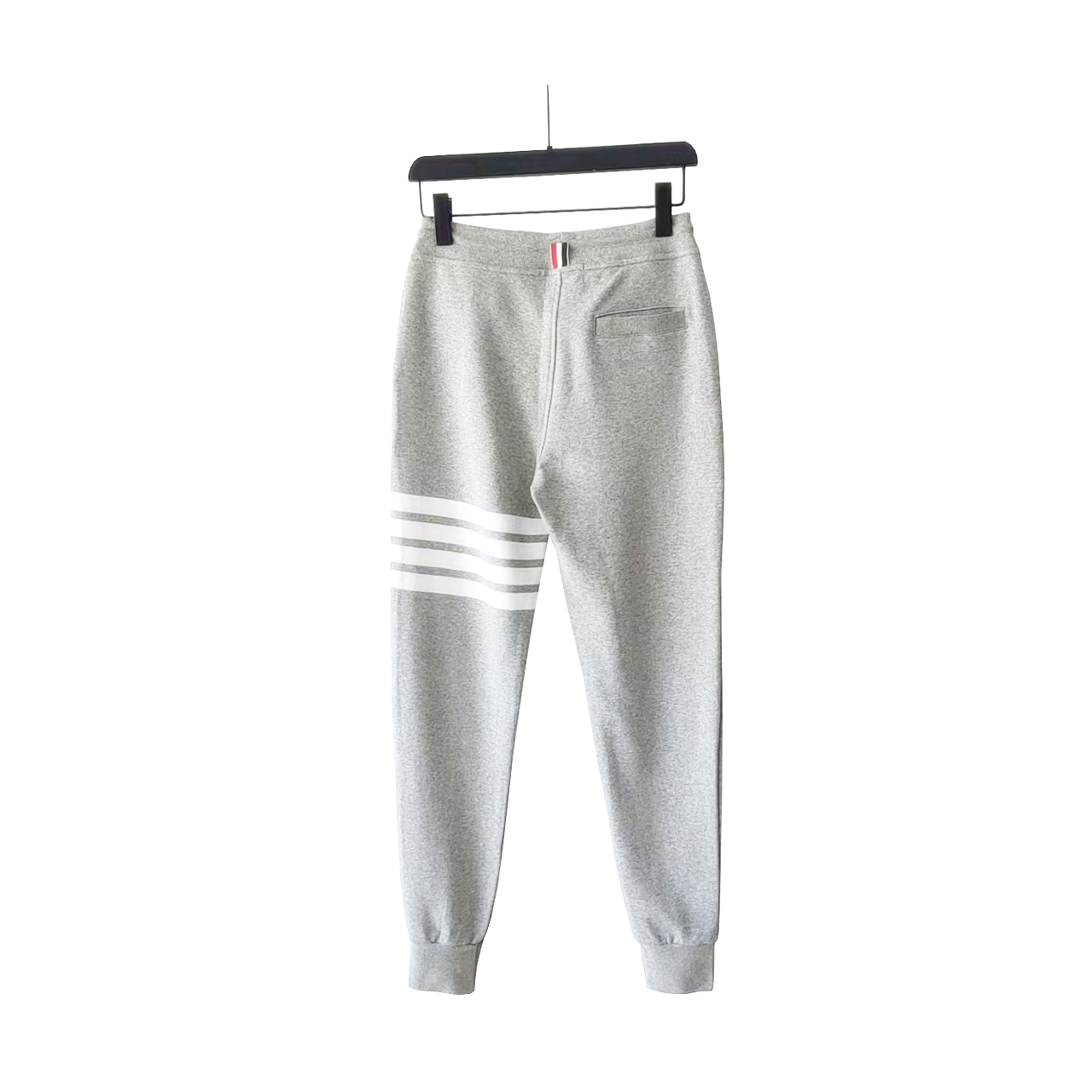 本地自取 p240 实拍细节图+尺码表
THOM BROWNE 汤姆布朗. TB经典色织毛圈长卫裤
现货四季供应
TB长裤色织经典奢侈色织四条杠长卫裤 意大利制造产地小标
面料色织定制 380克重经典毛圈棉 高清还原细节 做工精细 采用进口缝纫设备缝制 针距细密 螺纹裤头定制弹性织成 五金裤绳可转动 男女同款
专柜包装防尘袋 三标齐 高版本
颜色:浅灰色/藏青色/深灰色/黑色TB@3
尺码:0/1/2/3/4